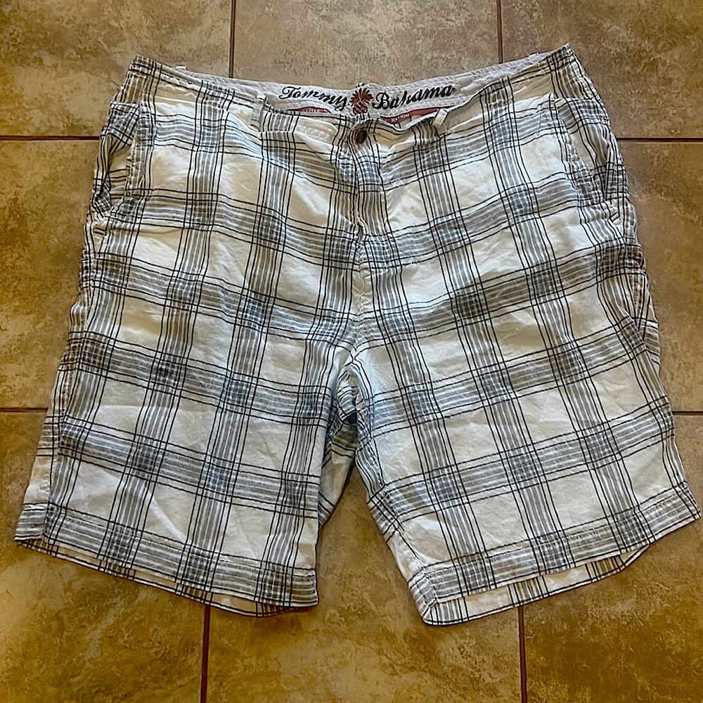 Tommy Bahama men’s size 40 cream & grey plaid casual golf shorts